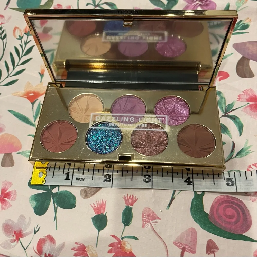 Gold Eyeshadow Palette with Bright and Neutral Colors